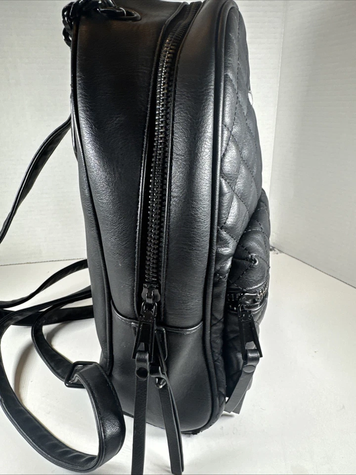 "Cartera mochila acolchada de cuero vegano negra Aldo con herrajes negros 9x12""" Foto 2 de 4