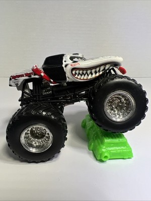 2014 Hot Wheels Monster Jam 1:64 Truck MONSTER MUTT DALMATIAN OFF-ROAD 1/64