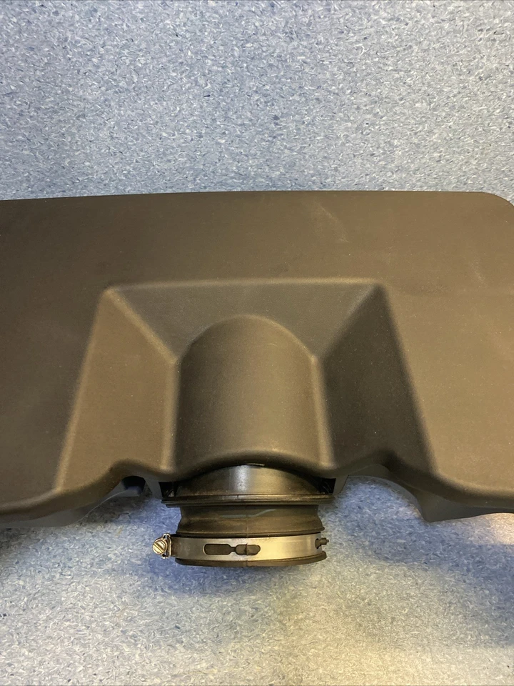 2015 - 2020 CHEVROLET Suburban ENGINE AIR CLEANER OUTLET DUCT HOSE OEM 22738661 - Image 4 of 4