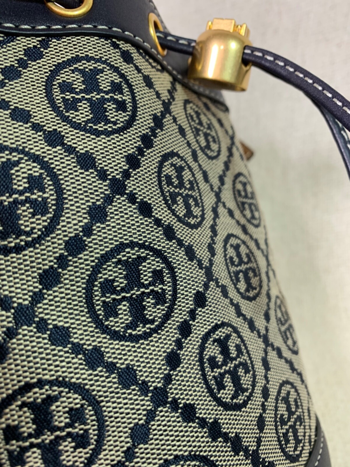 TORY BURCH Mini T Monogram Jacquard Bucket Bag के लिए