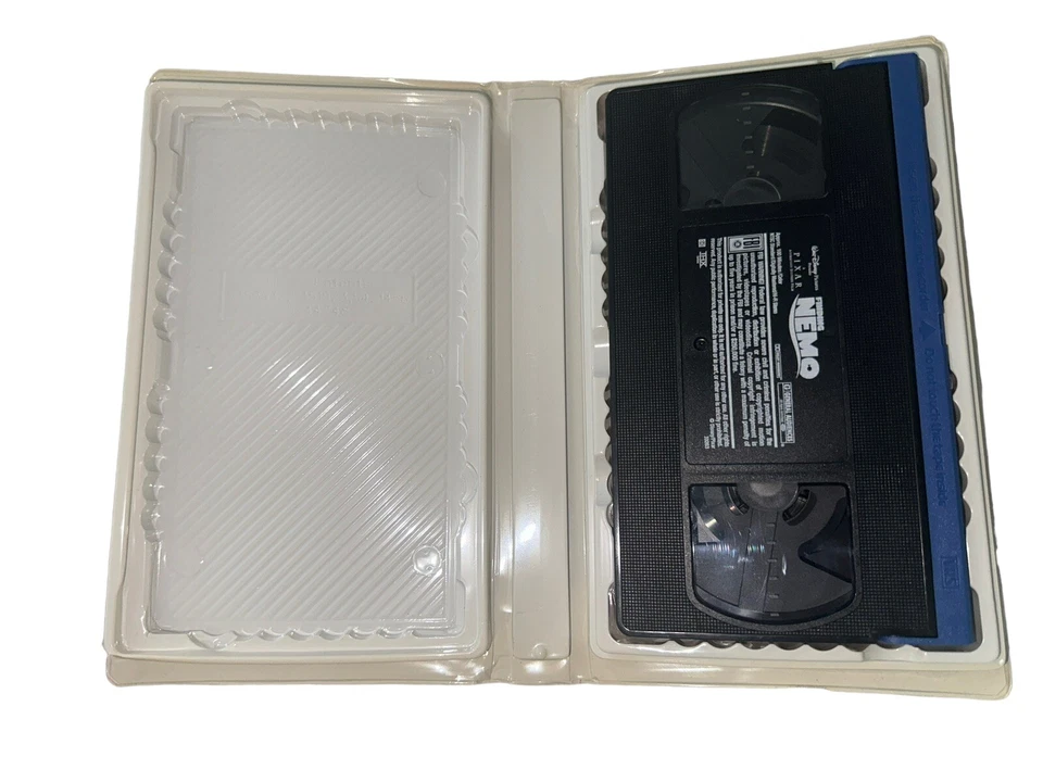 Pixar & Walt Disney Pictures VHS Tape Finding Nemo (2003) in Clamshell Case - Image 4 of 4