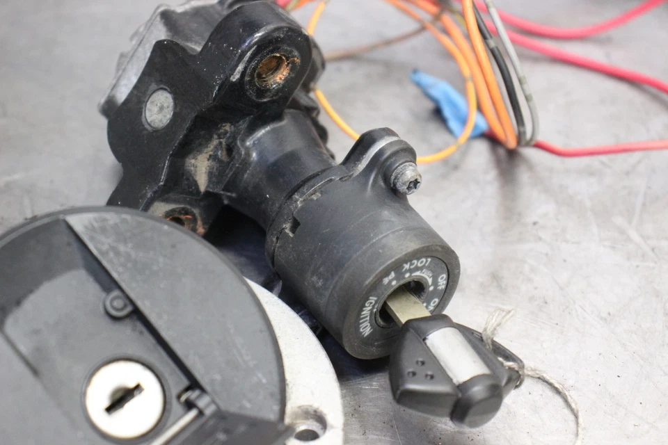 05-06 Suzuki GSXR 1000 Lock Set Ignition Gas Cap Key Foto 2 de 4