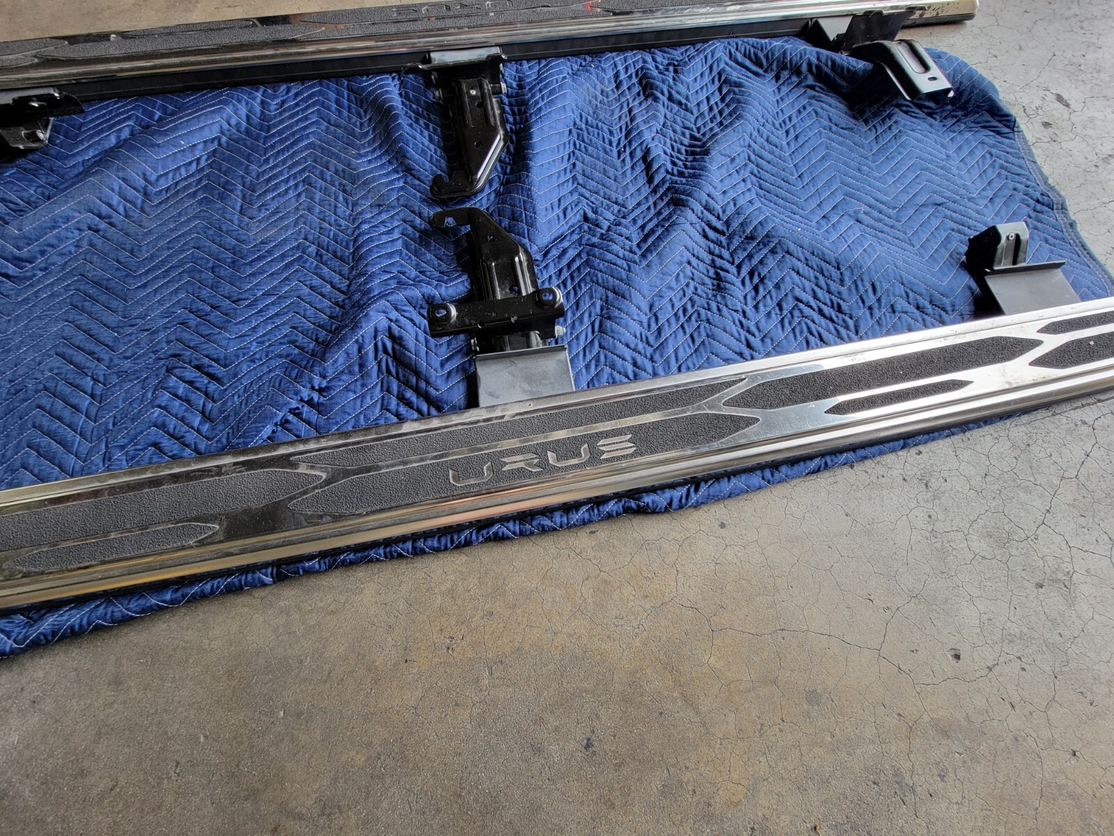 LAMBORGHINI URUS SIDE STEPS LEFT AND RIGHT OEM 4M0071065 4M0071066