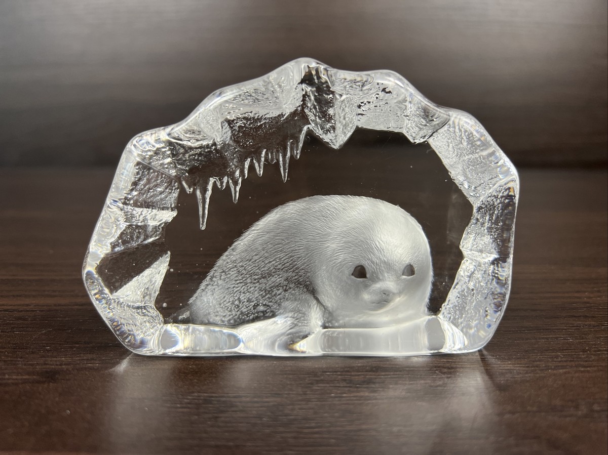 Gorgeous Mats Jonasson Scandinavian Art Glass Crystal Baby Seal