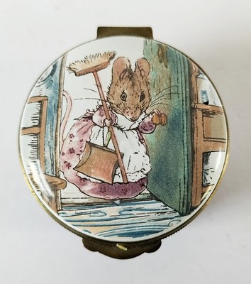 Crummles Beatrix Potter Hunca Munca mit Pinsel Emaille Schmuckstück Peter Rabbit