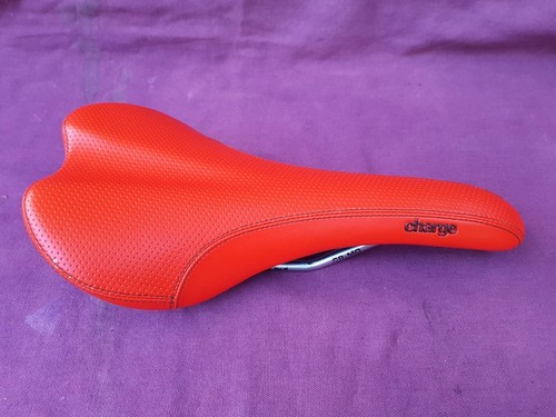 Charge Spoon bike saddle in Red. CR-MO rails. 280mm long. 138mm wide. 274g. - 第 16/18 張圖片
