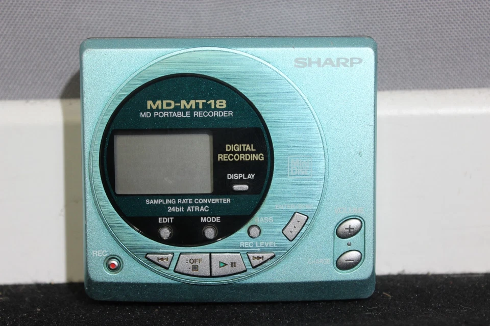 +Sharp MD-MT18 MiniDisc Walkman avec chargeur - Image 2 of 4