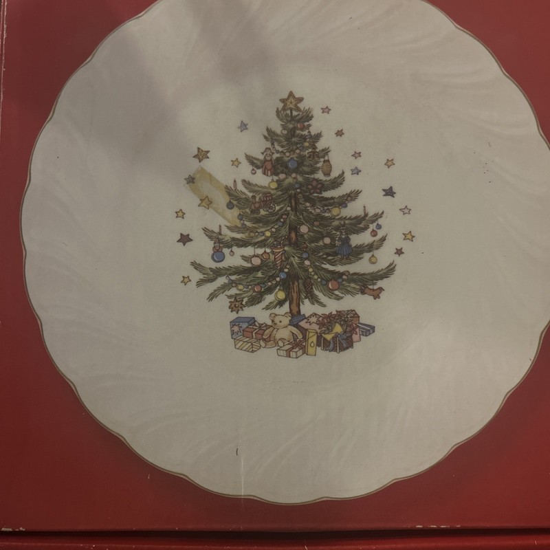 Nikko Happy Holidays dinner plate set of four a classic Christmas tree motif