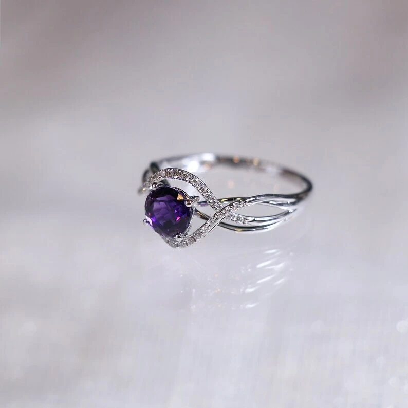 Anillo de boda redondo de amatista simulada de 2 quilates para mujer enchapado en oro blanco de 14 quilates Foto 2 de 4