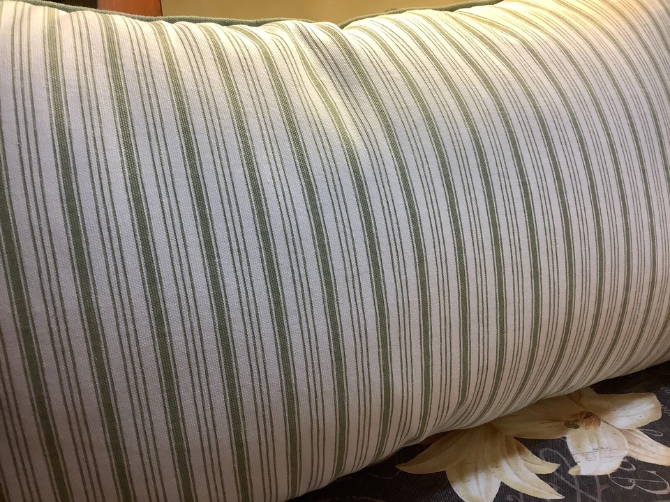 大号矩形枕头 ~ 绿色/白色 ~ 蓬/条纹 ~ 23 英寸 x 13 英寸 ~ 纯白色背面 ~ 很好 — 第 3/4 张图片