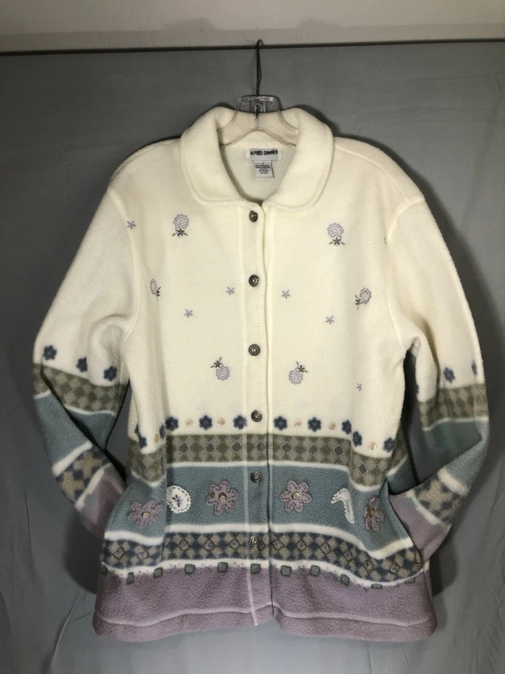 Chaqueta polar Alfred Dunner para mujer pequeña con botones delanteros bordada estampado cachemir Foto 2 de 4