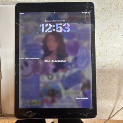 Broken WiFi/Cellular Apple iPad Air 4th Gen 64GB 18.6.2 MYFM2LL/A Cracked screen