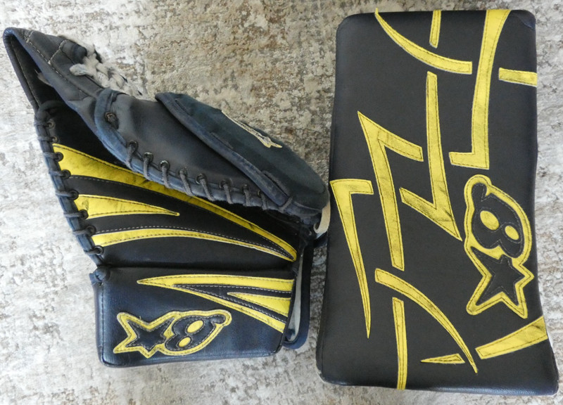 2010 - MICHIGAN WOLVERINES - Game Used GOALIE Blocker & Catcher SET- BRYAN HOGAN