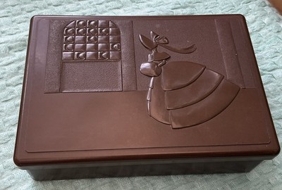 Zweifarbige Art Deco Bakelit Box mit Reifrock Dame Design auf dem Deckel. 1930-1940er Jahre