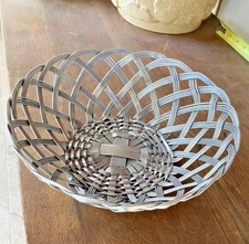 VTG Large silver Aluminum woven Basket Bowl / Fruit Bread Bakery Display Serving