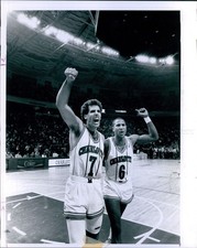 1988 Hornets Kelly Tripucka & Michael Horton Over Philly Sports 8X10 Press Photo