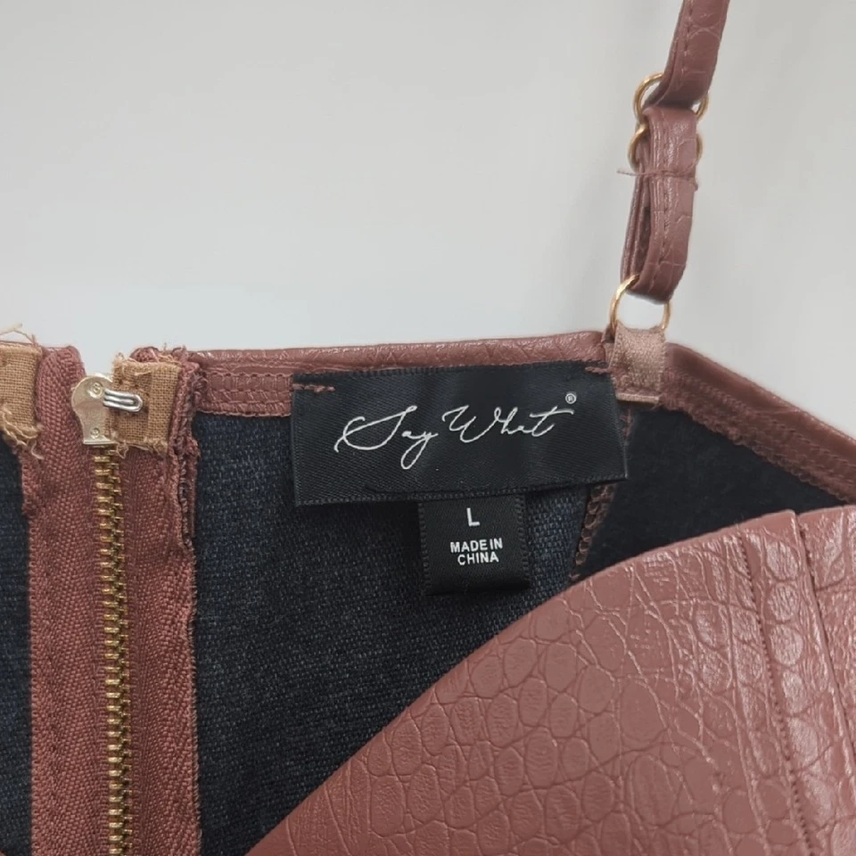 Conjunto de minifalda y top de cuero sintético Say What correa de cadena grande con estampado de cocodrilo marrón Foto 4 de 4