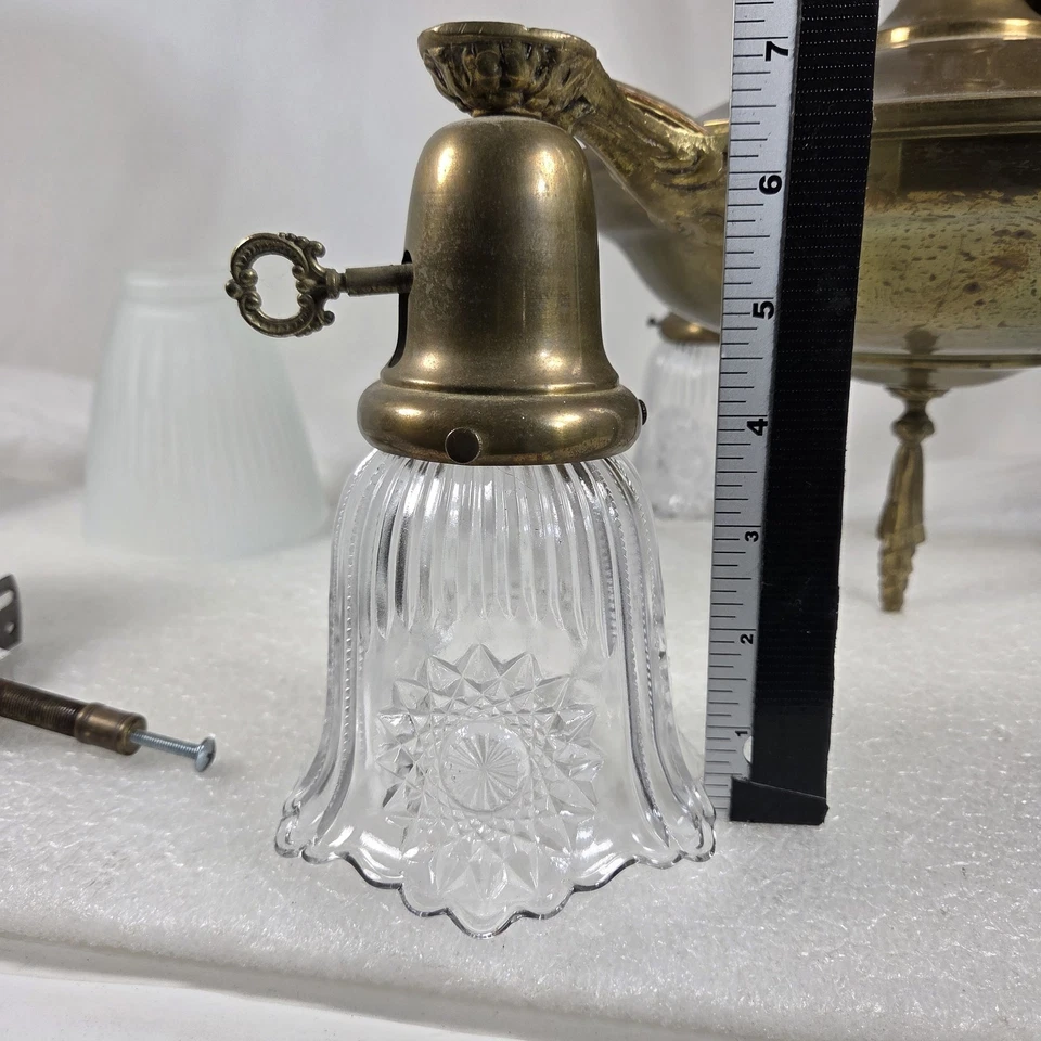 Lámpara de araña Williamson vintage de latón de 3 brazos pantallas de vidrio esmerilado Foto 3 de 4