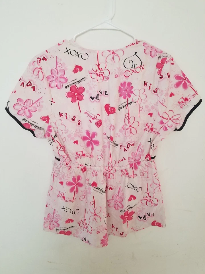 Valentines Day Scrub Top womens Sz S music hearts flowers kiss love Barbiecore - Image 4 of 4