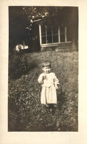 Kleinkind steht im Hof vor Haus um 1912 RPPC Echtfoto Postkarte - Bild 1 von 2