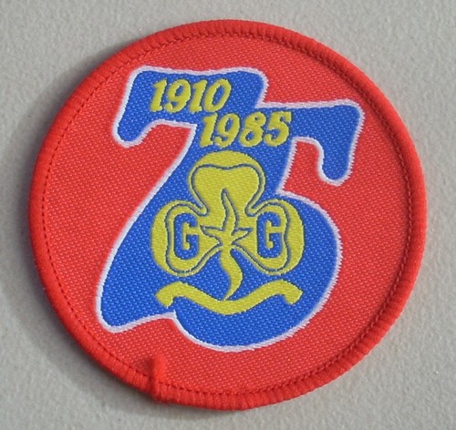 ÉCUSSON SCOUT VINTAGE FILLE - Guides - 1910-1985 - Patch 75ème anniversaire - Photo 1/3