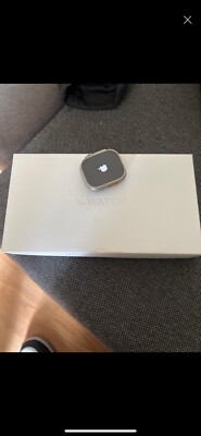 Apple Watch Ultra 49mm Titangehäuse mit Schwarz/Grau Trail Loop Armband, M/L...