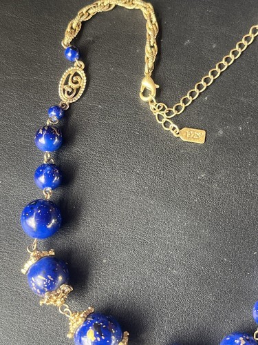 "Collar de metal dorado con cuentas azules firmado vintage de 1928 18""" - Imagen 15 de 20