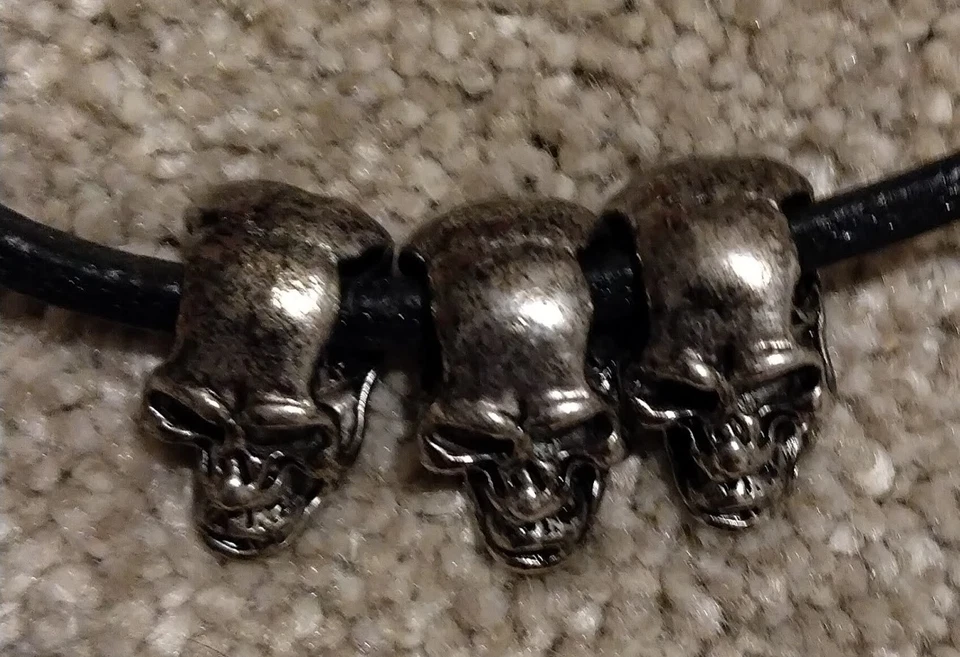 Collar Gargantilla Tres Calaveras Cuello Negro Motociclista Joyería Rebelde Esqueleto Gótico Foto 2 de 3