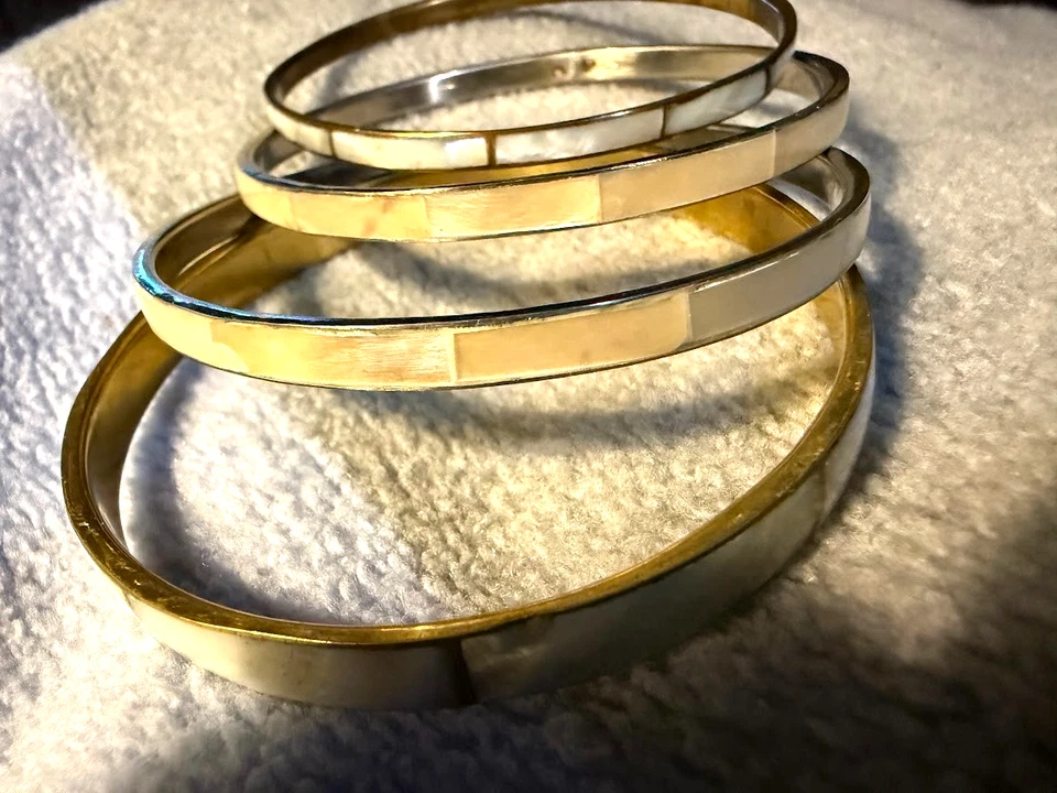 Conjunto de 4 pulseiras vintage com incrustações de madrepérola tom dourado e prata esfregão na caixa - Imagem 2 de 4