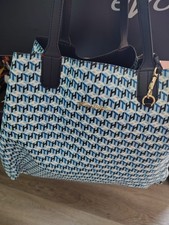 borsa Tommy Hilfiger azzurra fantasia geometrica all-over con monogramma "TH"