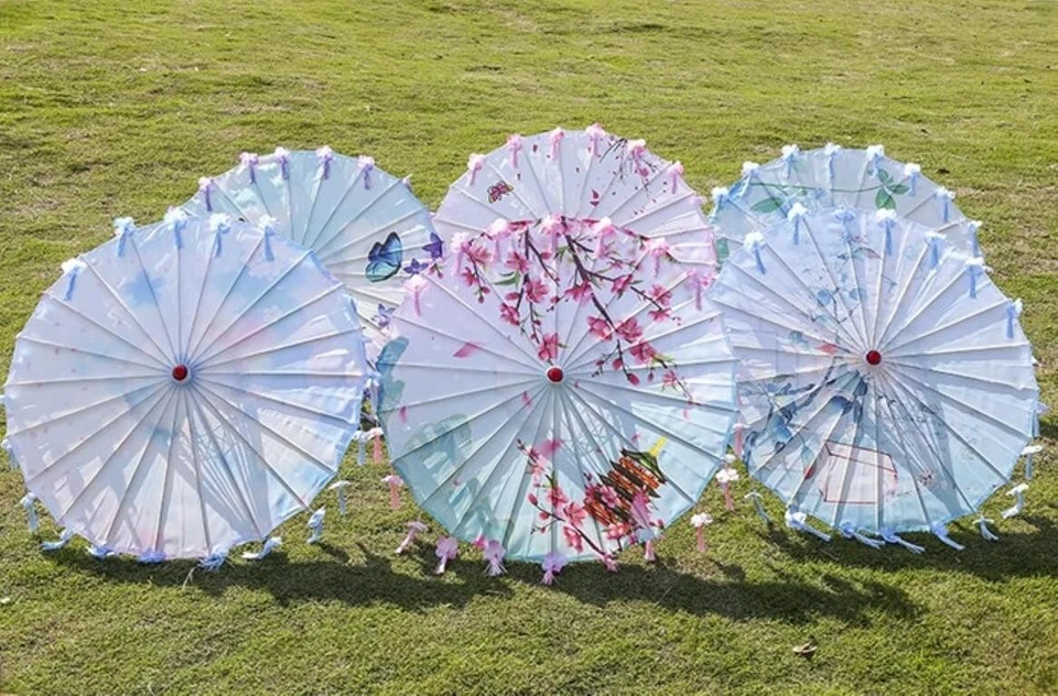 Sombrilla china artesanal con borlas Foto 3 de 4