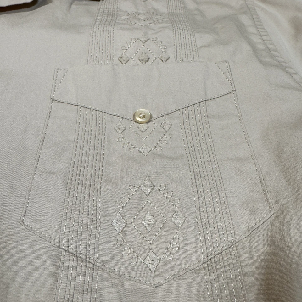 Camisa Havanera Estilo Guayabera Para Hombre XL Bordada Diamantes 4 Bolsillos Abotonados Foto 3 de 4