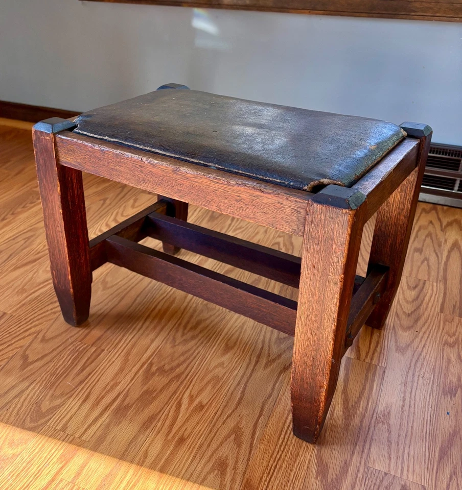 REPOSAPIÉS ANTIGUO ARTS & CRAFTS MISSION ROBLE, acabado original y cuero  Foto 3 de 4