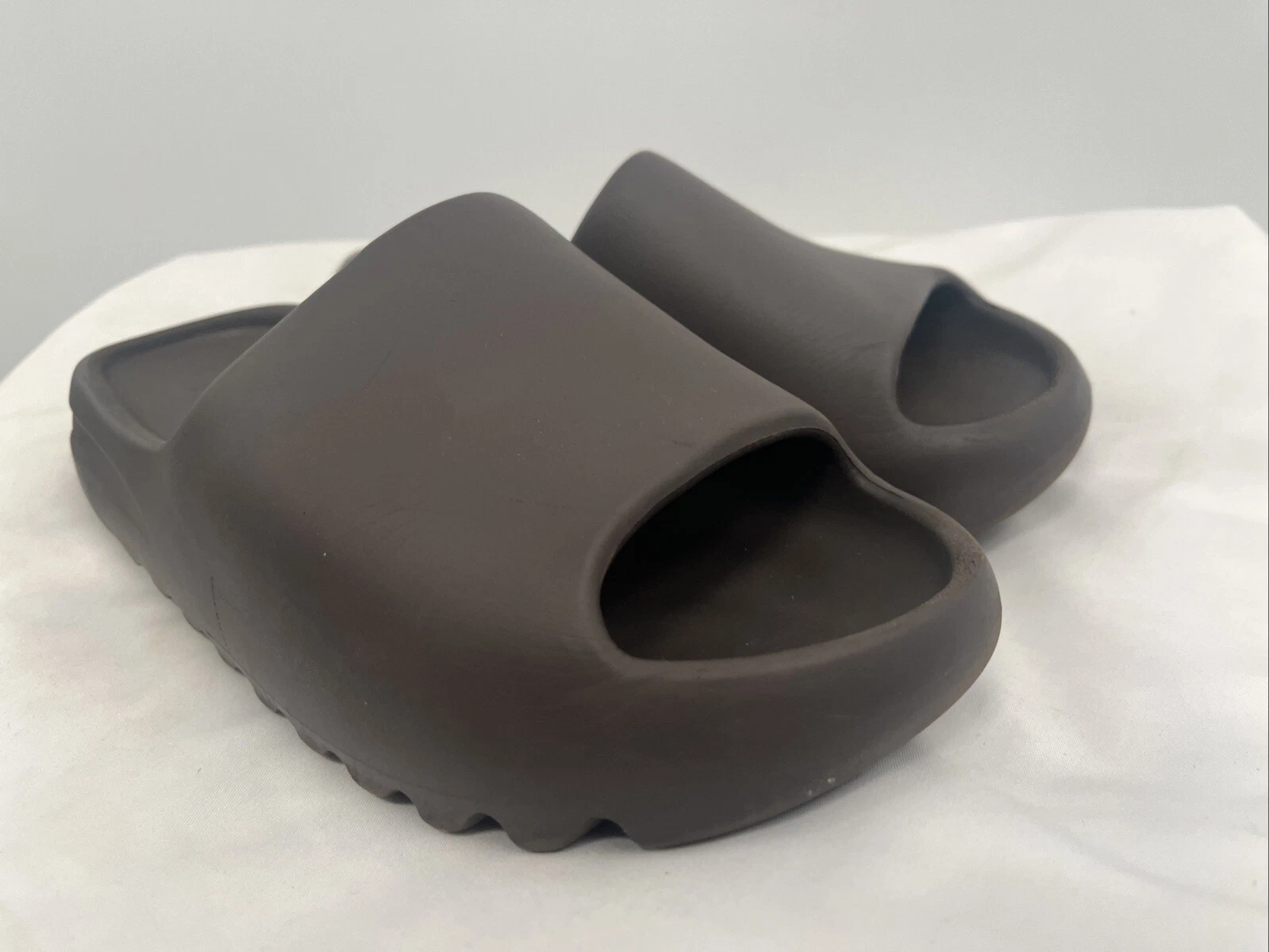 Adidas Yeezy "Soot" Solid Marrone Scuro Slides Uomo US Taglia 7 G55495 GX6141