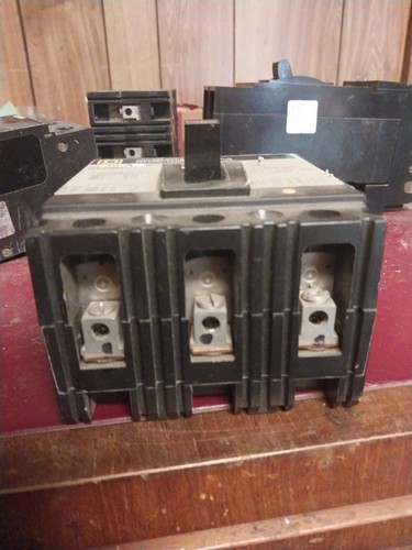 SQUARE D FHP36030 MOLDED CASE CIRCUIT BREAKER 30 Amp . Great Shape - Picture 2 of 3