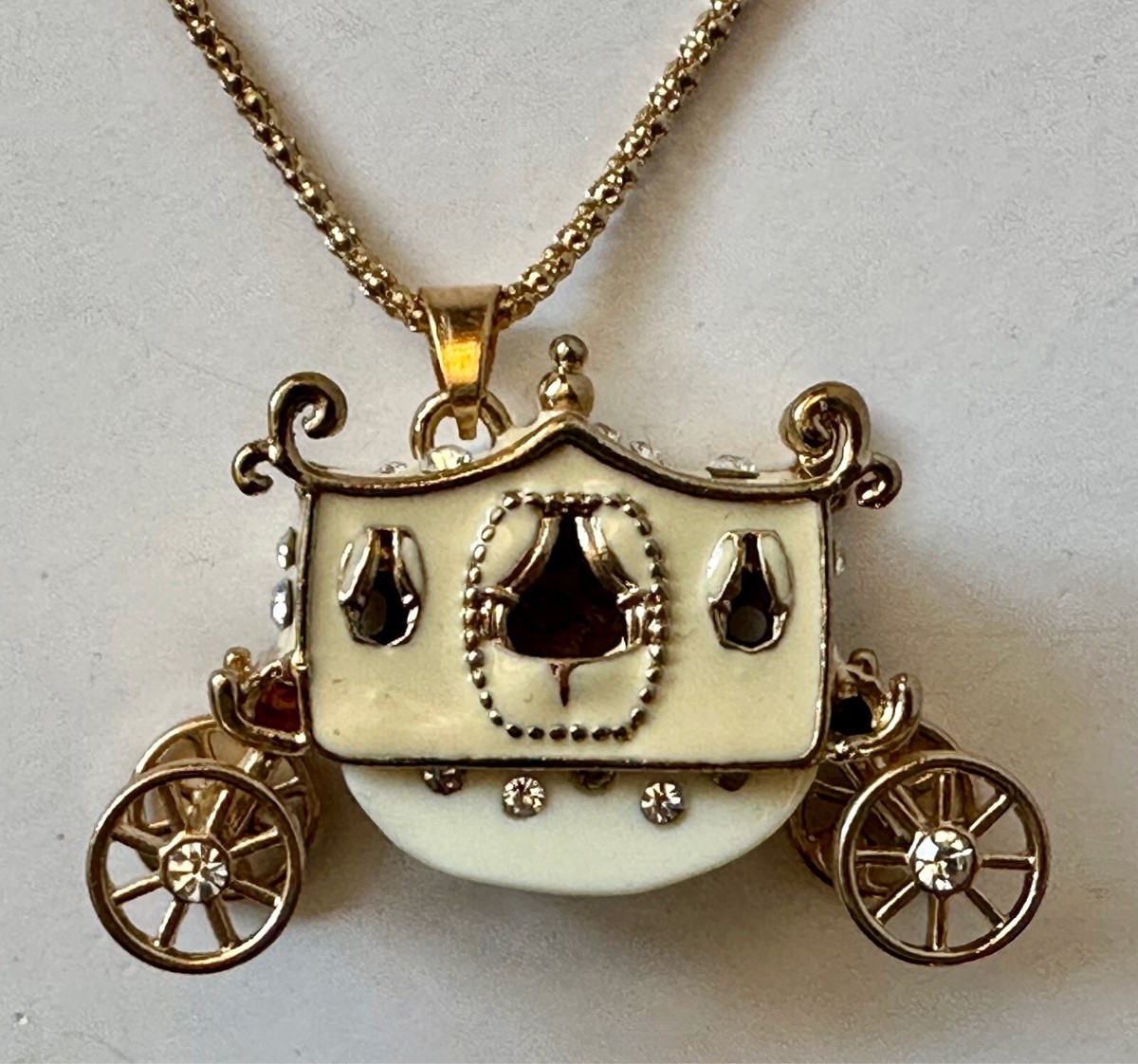 Carriage Royal Princess Beige enamel goldmpendant 1/2x 1/2