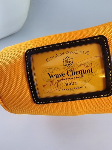 Giacca bottiglia champagne isolata Veuve copertura cliquot rete neoprene 750 ml - Foto 3 di 9