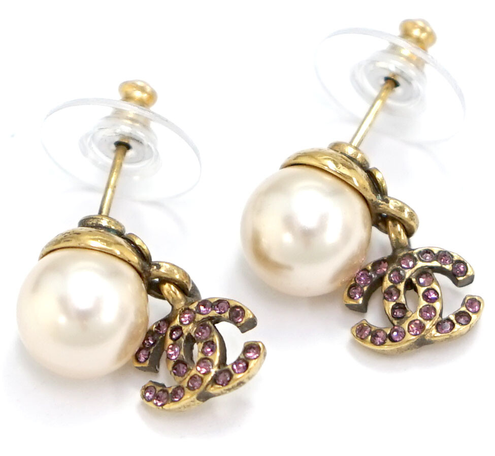 Vintage Chanel Rectangle Faux Pearl Gold Framed Earrings CHANEL Gold Pearl Logo Earrings display picture 1