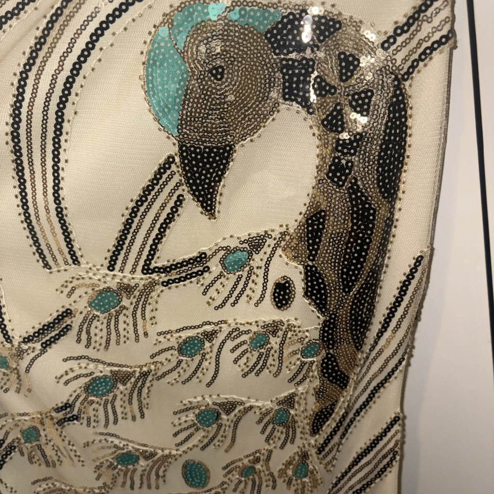 Vestido con solapa años 20 pequeño lentejuelas doradas y cuello de malla Foto 2 de 4