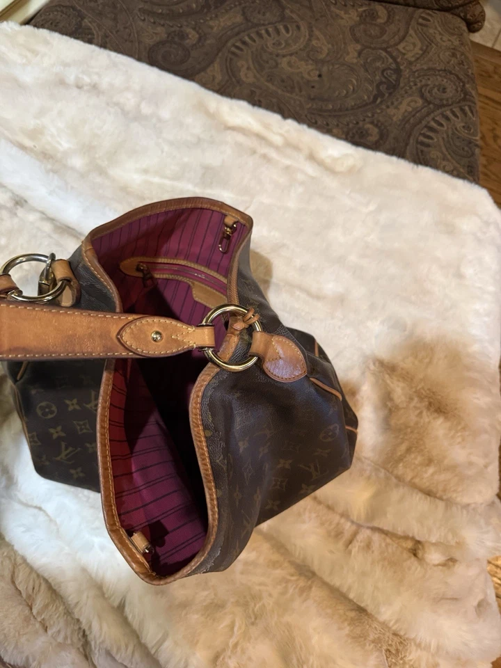 LOUIS VUITTON Encantador Bolso de Hombro MM Monograma Rosa Pivoine Interior Foto 3 de 4