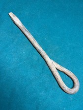 Antico strumento cacciavite piatto con manico ad anello in metallo forgiato a mano