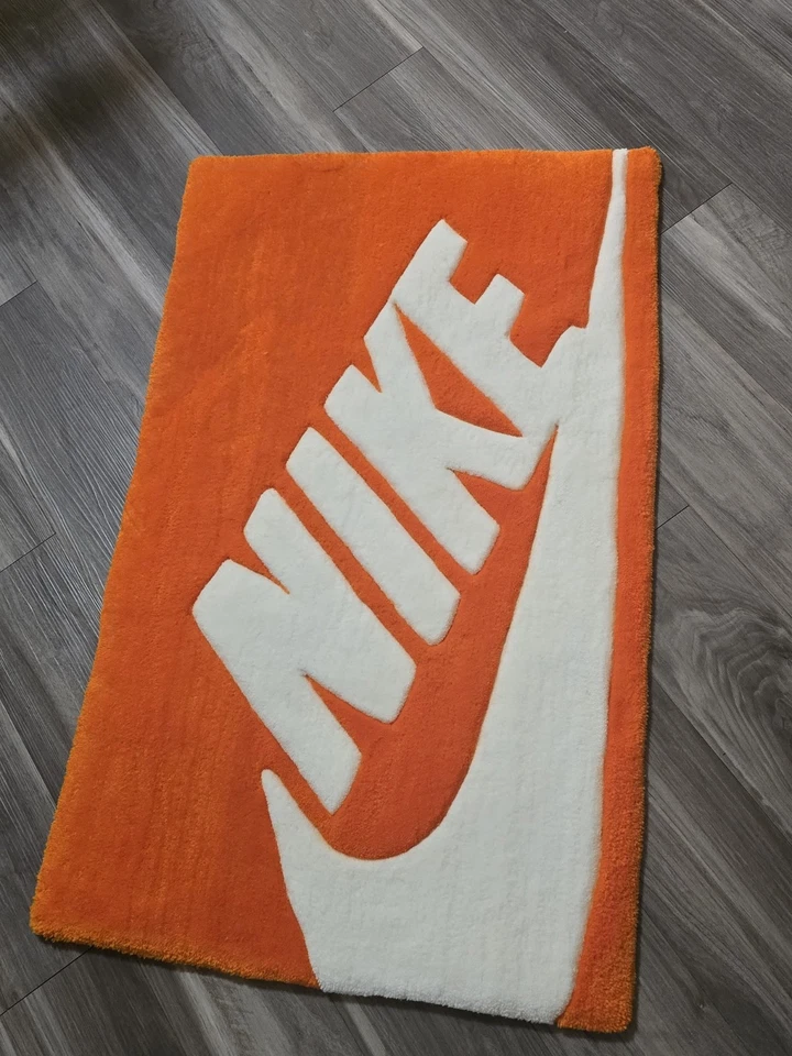 Alfombra Nike acolchada a mano personalizada con color naranja clásico y blanco nítido Foto 3 de 3