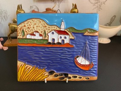 Handgefertigte Vintage Dedallos Co. Terrakotta-Fliese - Kirche, Berge auf dem Meer & Boot