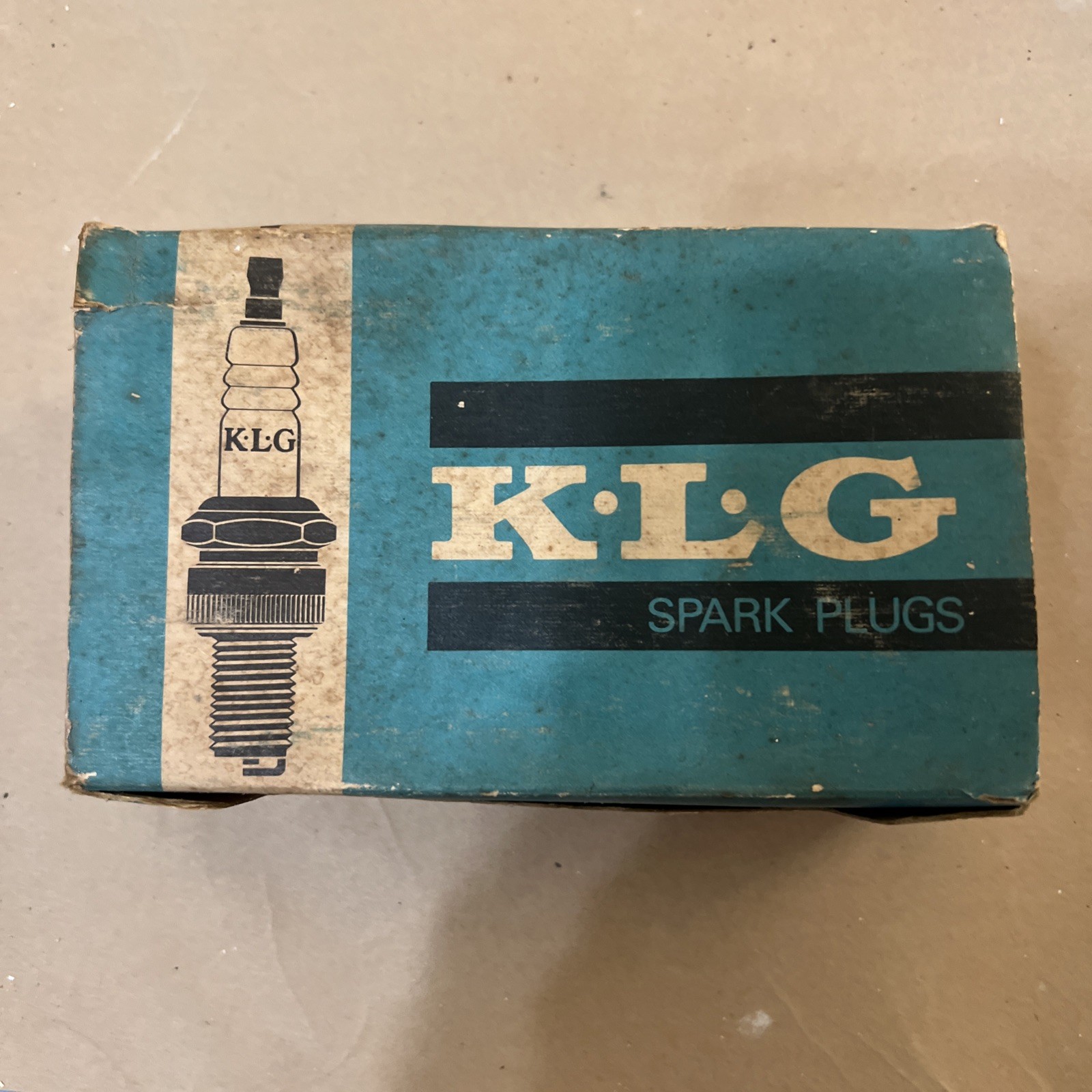  VINTAGE NOS KLG MOTORCYCLE SPARK PLUGS FE.70 Box of 12 