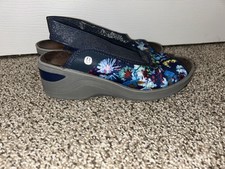 BZEES Navy Blue Floral Del Rey Womens Slingback Slip On Wedge Shoe Size 8.5M