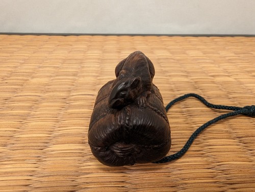Antique Japanese Wood Netsuke Rat Nezumi on Rice Bale Japan - Picture 8 of 24