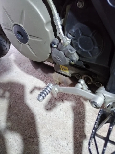 Placa de paso de palanca de cambio de pedal de freno para Aprilia RSV4 1100/Factory 1000 RR Foto 2 de 4