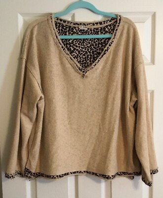 POL Women's Size Medium Beige Leopard Print Reversible V Neck Raw Hem L/S Top