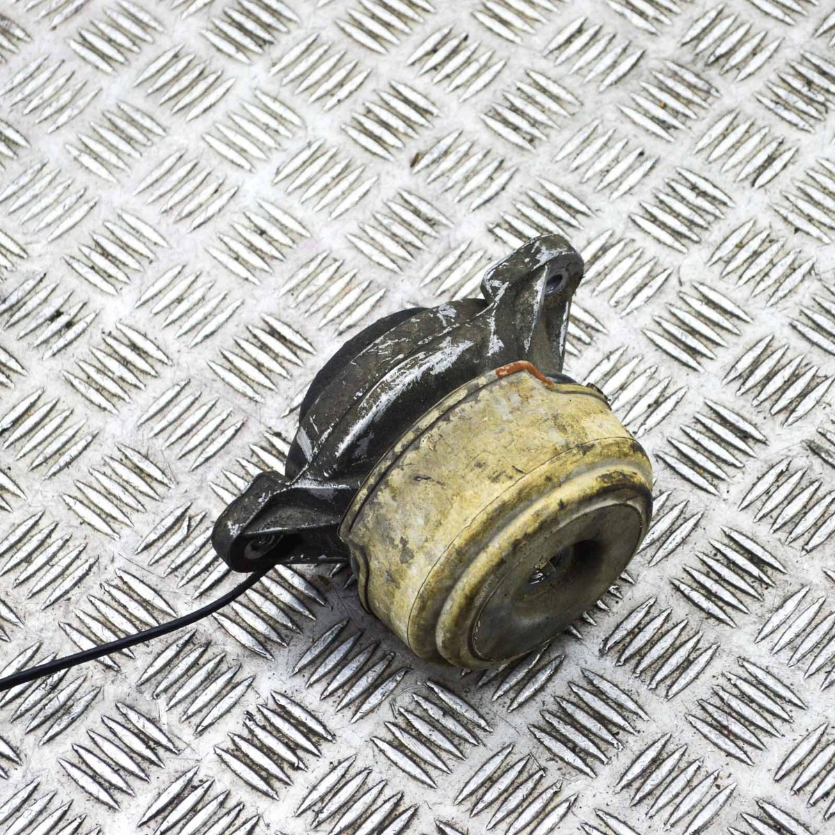 MERCEDES-BENZ C W204 Right Side Engine Mount A2042401917 2.10 