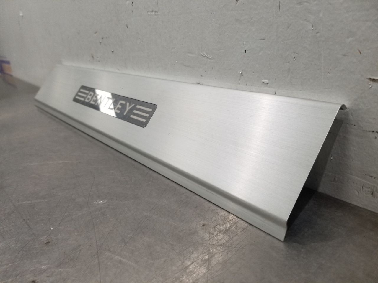 17 BENTLEY BENTAYGA INTERIOR DOOR SILL SCUFF PLATE TRIM FRONT LEFT DRIVER